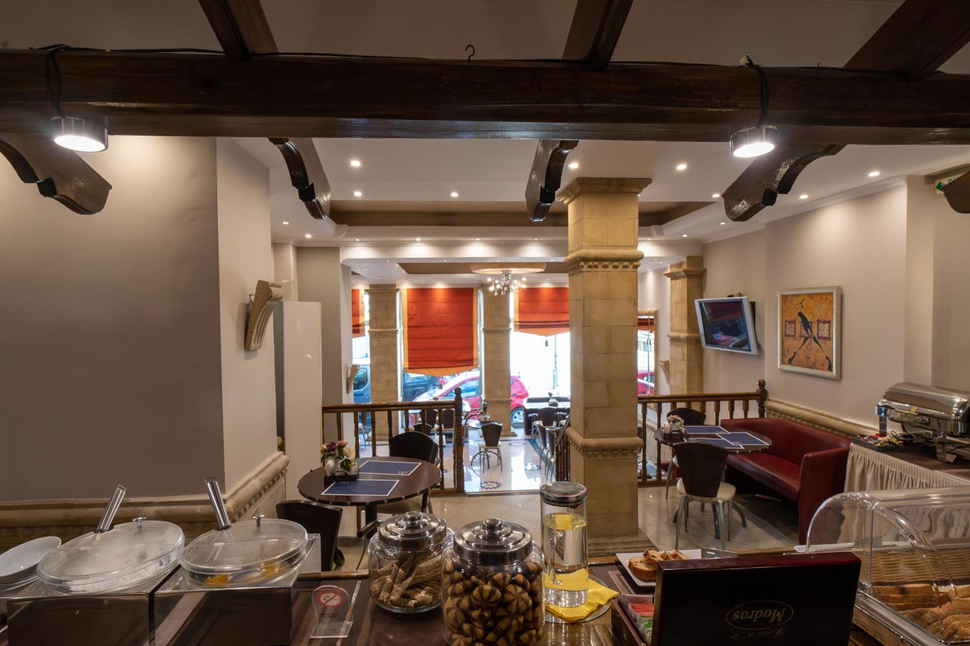 Argo Hotel Пирей Экстерьер фото